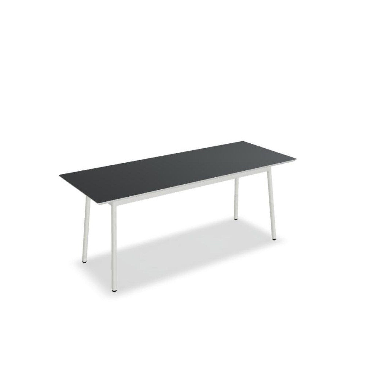 Table de réunion rectangulaire noir mat à pieds blancs, vue de trois quarts sur fond blanc