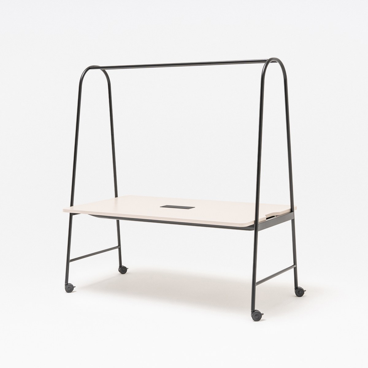 Table de réunion mobile à cadre en A noir et plateau clair sur roulettes, vue de trois quarts