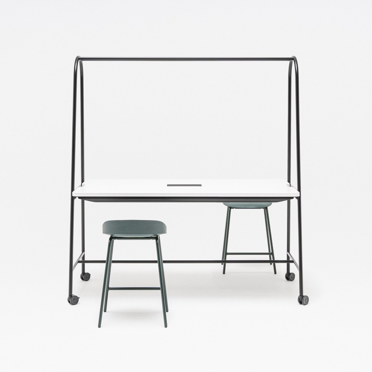 Table haute de réunion à cadre noir et plateau blanc avec deux tabourets, vue de face