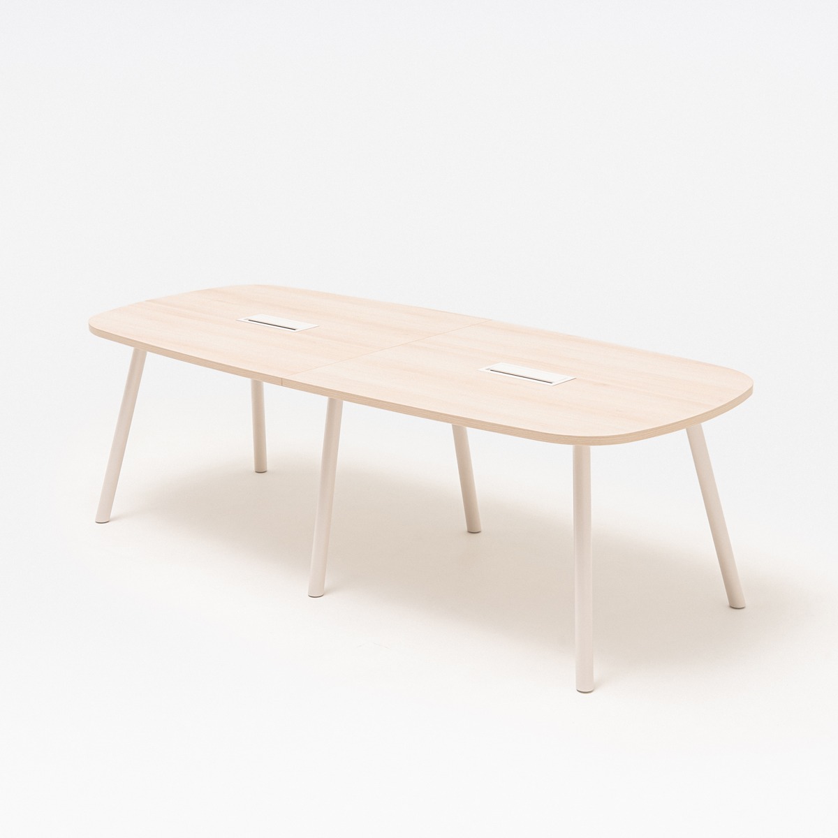 Grande table de réunion forme tonneau à plateau clair et pieds beiges inclinés, vue de trois quarts