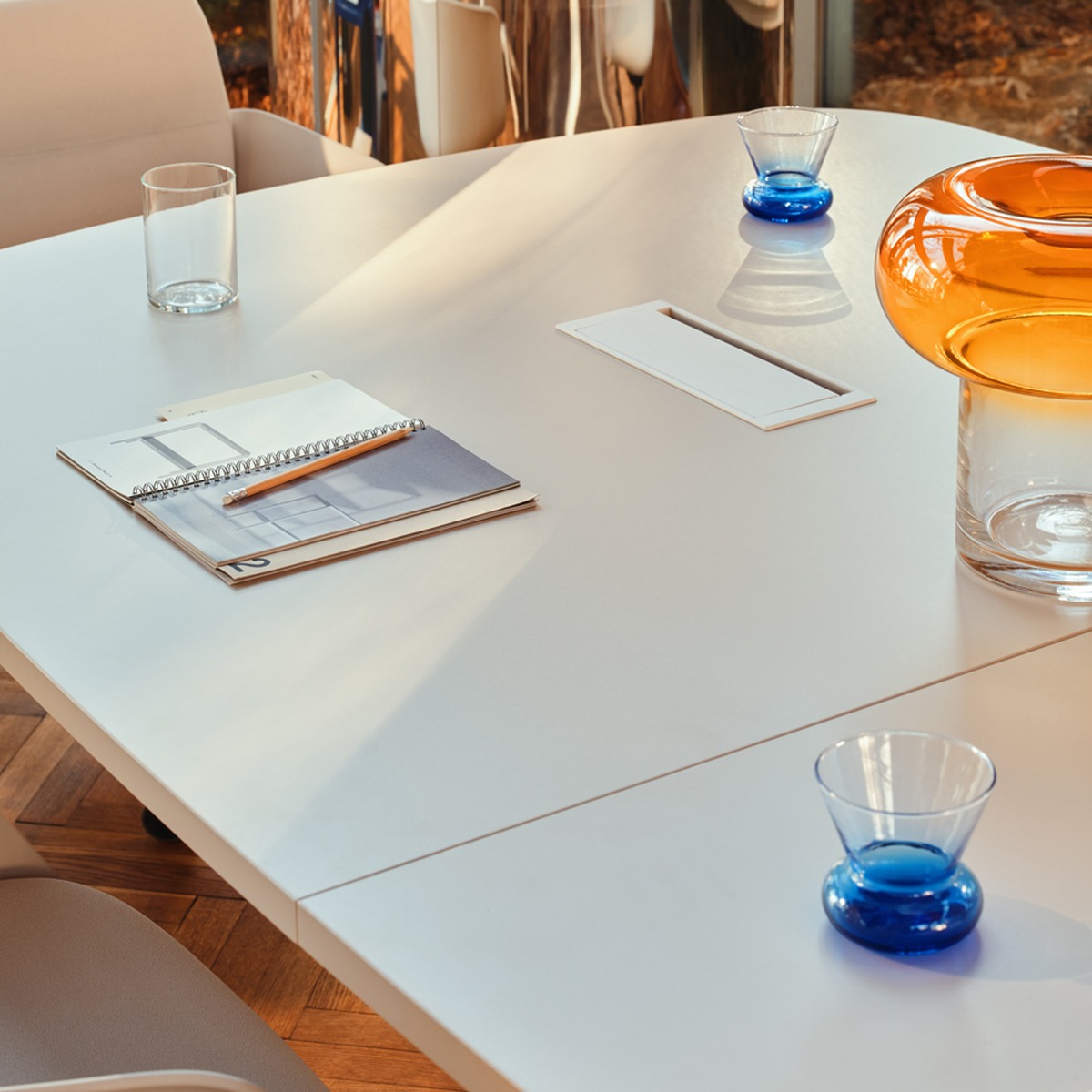 Plateau de table de réunion beige avec accès de table pour câbles et jonction entre deux éléments