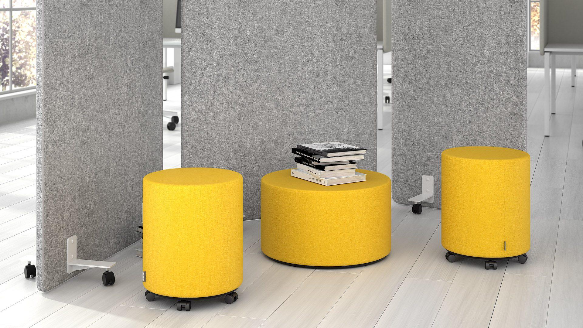 Poufs à roulettes tapissés