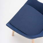 Fauteuil_réunion_tapissé_piètement_bois_confortable