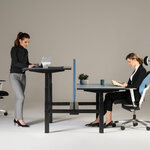 Bureau_duo_assis_debout_cloison_acoustique