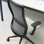 Chaise_direction_classique_dossier_résille_coque_noire