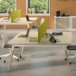 Deux bureaux bench séparés par des écrans acoustiques en tissu vert acide