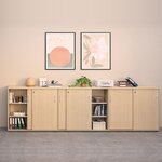 Armoires de bureau à portes coulissantes décor chêne fil alignées contre un mur, poignées design blanches