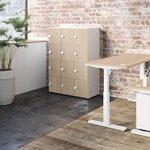 Casier 12 cases à structure blanche et portes chêne fil avec poignées à code blanches dans un bureau