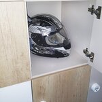Case de casier ouverte contenant un casque de moto