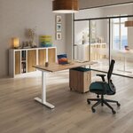 Fauteuil de bureau à assise bleu pétrole dans un bureau individuel
