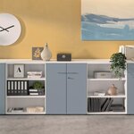 Bibliothèques basses ouvertes blanches à deux tablettes garnies de classeurs et de livres