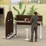 Cloisons acoustiques mobiles en tissu chocolat sur roulettes près d'un bureau debout