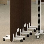 Bases à roulettes blanches sous des cloisons acoustiques en tissu chocolat