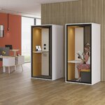Deux cabines acoustiques individuelles blanches à tissu moutarde, version debout et version assise, dans un open space