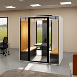 Cabine acoustique 4 personnes blanche à tissu moutarde et fond vitré dans un open space