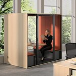 Cabine acoustique 6 personnes en chêne fil à tissu terre cuite et fond vitré près de postes de travail