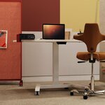 Bureau compact sur roulettes dans un espace de travail modulable