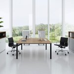Bureau bench 2 postes en vis-à-vis, plateau chêne et pieds carrés noirs, dans un bureau lumineux