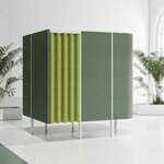 Cabine acoustique individuelle en tissu vert avec rideau vert anis, dans un espace lumineux