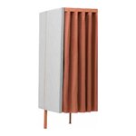 Cabine acoustique 1 personne gris clair avec rideau terracotta, vue de trois quarts