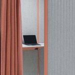 Intérieur de la cabine acoustique avec tablette murale et ordinateur portable