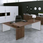 Bureau de direction en noyer à pieds panneaux blancs à l'intérieur dans un bureau lumineux