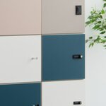 Détail des portes de casier avec serrures à code et serrure à clé