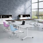 Tables de formation sur roulettes blanches disposées en U avec chaises colorées