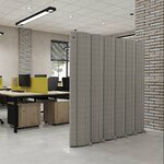 Paravent pliant en feutre gris clair séparant un espace de bureaux ouvert