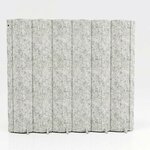 Paravent acoustique en feutre gris clair vu de face, plis verticaux et pieds de nivellement