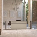 Banque daccueil claire encadrée de deux rehausses en U taupe dans un hall lumineux