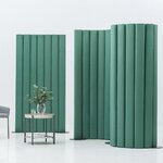 Deux cloisons acoustiques vertes, lune droite et lautre en arc, à côté dune table basse