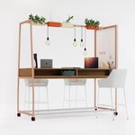 Table haute de réunion mobile à cadre rose poussiéreux et plateau bois, avec tabourets hauts et tableau blanc