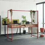 Table haute de réunion sur roulettes à cadre rouge dans un open space lumineux