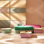 Poufs et modules table basse à base tapissée verte et rose dans un espace de pause