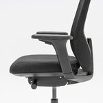 Accoudoir réglable et assise tapissée graphite de la chaise de bureau, vue de profil