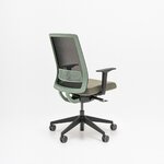 Chaise de bureau ergonomique à coque vert sauge avec accoudoirs, vue de trois quarts arrière