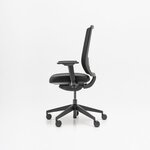 Chaise de bureau résille noire avec accoudoirs, vue de profil