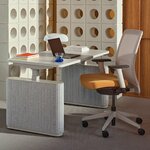 Chaise de bureau résille beige à cadre gris clair devant un bureau assis-debout