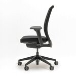 Chaise de bureau résille noire à piétement nylon noir, vue de profil