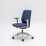 Chaise de bureau à dossier tapissé bleu marine, coque grise et piétement gris, vue de trois quarts