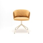 Chaise pivotante tapissée ocre sur piétement aluminium blanc perle, vue de face