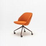 Fauteuil tapissé orange à dossier bas, piétement bordeaux sur roulettes, vue de trois quarts