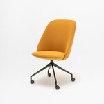 Fauteuil tapissé jaune moutarde à dossier haut, piétement noir sur roulettes