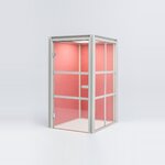 Cabine acoustique vitrée à structure gris clair et parois roses, vue de trois quarts
