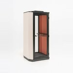 Cabine acoustique individuelle beige et noire, porte vitrée fermée, vue de trois quarts