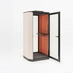 Cabine acoustique individuelle porte ouverte, tablette haute et parois tapissées corail