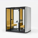 Cabine acoustique 4 personnes vitrée, banquettes jaunes et table, vue de trois quarts