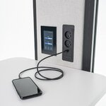 Panneau de commande tactile et prises électriques au-dessus de la table de la cabine