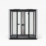 Cabine acoustique 4 places en version nue, sans banquettes ni table, vue de face
